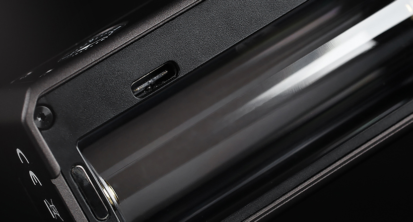 Le port USB-C de la box S101 de San Indonesia et Gerobak Vapor